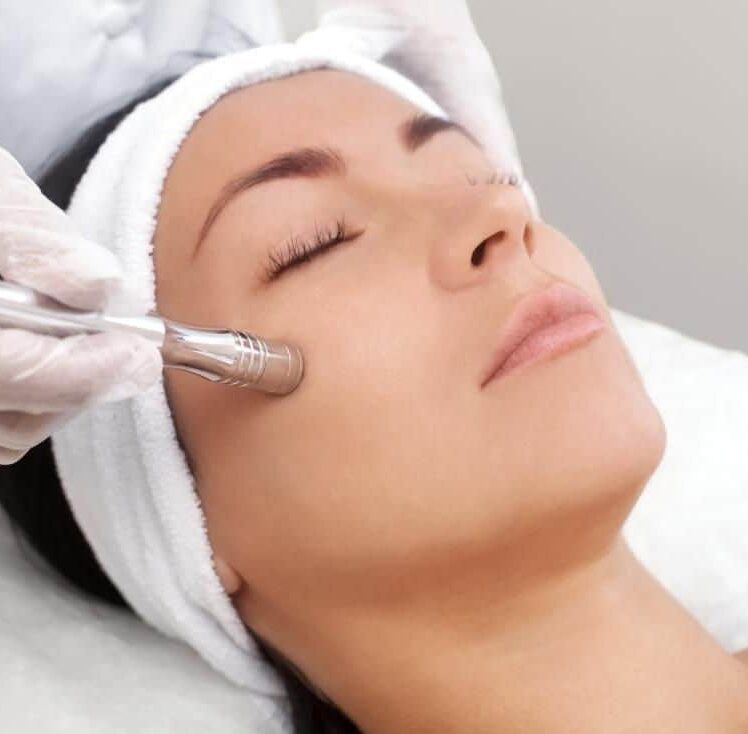 Frau erhält Mikrodermabrasion Gesichtsbehandlung im Kosmetikstudio